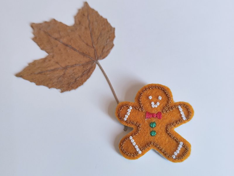 手工刺繡 | Gingerbread Man聖誕姜餅人胸針 - 胸針/心口針 - 繡線 咖啡色