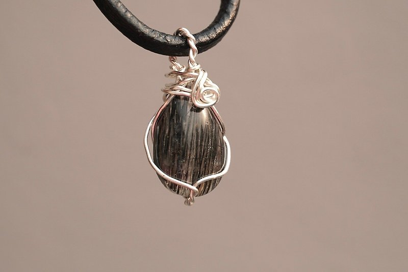 Firm/black hair crystal/crystal pendant/with leather rope/ Bronze braiding art braiding - Necklaces - Crystal Black