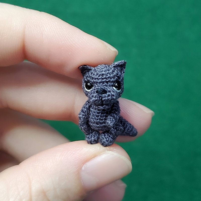 Extremely micro crocheted wolf. Dollhouse miniature. Amigurumi stuffed wolf - 公仔模型 - 繡線 灰色