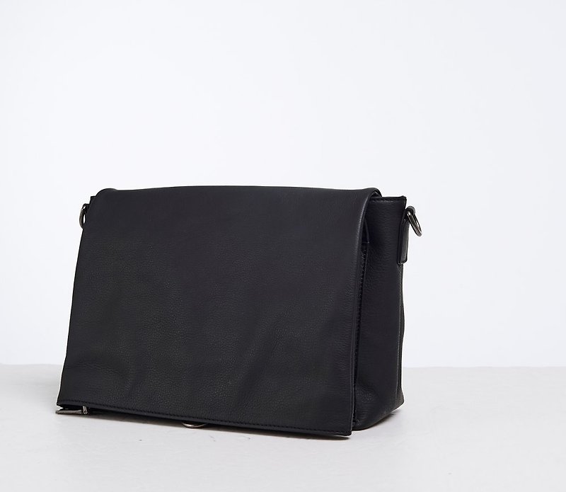 Folded leather medium-sized side backpack - กระเป๋าแมสเซนเจอร์ - หนังแท้ สีดำ