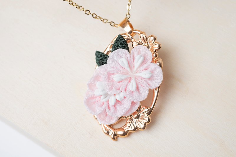 [Poetry] つまみ 工 / Wrinkled small flower necklace (pink) - สร้อยคอ - ไฟเบอร์อื่นๆ สึชมพู