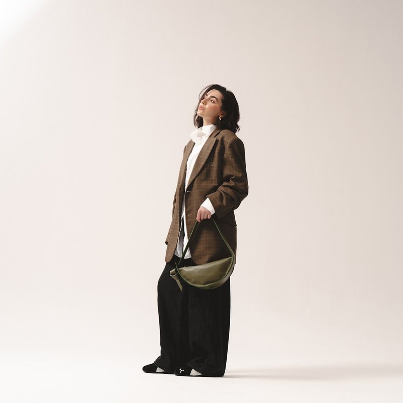 Eclipse M Leather Handbag | Moon Shaped Leather Purse | Modern Bag for Woman - 手提包/手提袋 - 真皮 綠色
