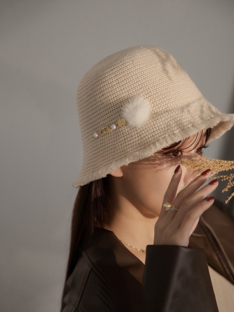 住在斑比家。MUCHAT手作毛球珍珠編織漁夫帽 (米) - 帽子 - 聚酯纖維 白色