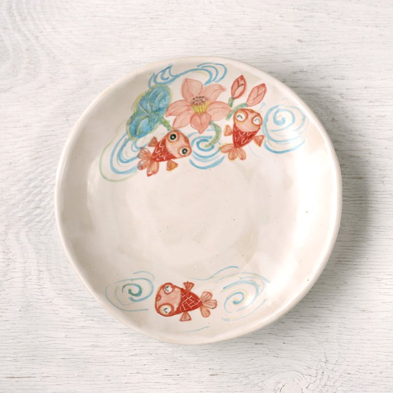 Colored flat plate with a red goldfish playing with a lotus flower - จานและถาด - ดินเผา สีแดง