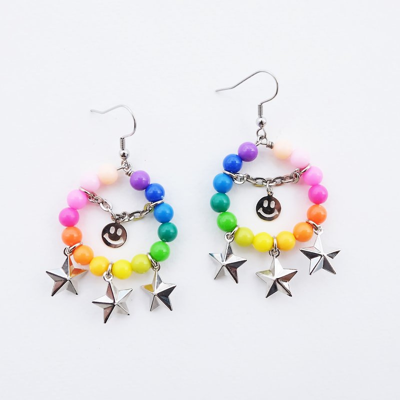 Rainbow bead hoop earrings with smiley and star charm - 耳環/耳夾 - 其他材質 多色