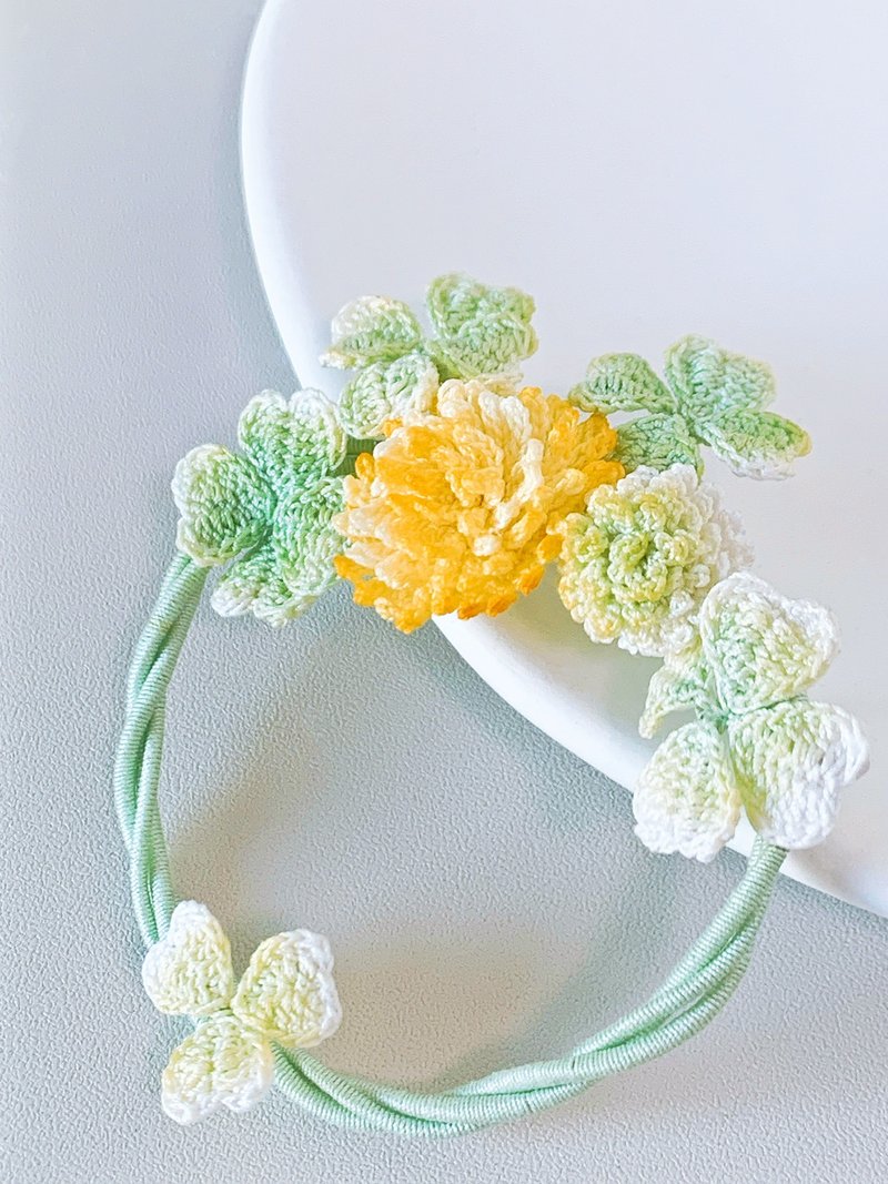 Hand knitted micro crocheted dandelion flower/four leaf clover round brooch - เข็มกลัด - งานปัก หลากหลายสี