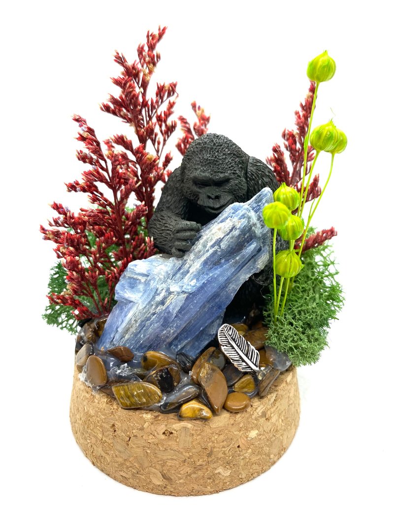 綠色森林。金剛與巴西藍晶原石-手工玻璃罩公仔/水晶/乾燥花擺設 - 擺飾/家飾品 - 水晶 