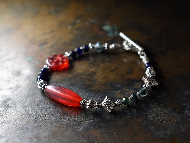 Antique bohemian beads and saint's beads, Indian Silver, moss agate and lapis lazuli antique beads bracelet - สร้อยข้อมือ - แก้ว สีแดง