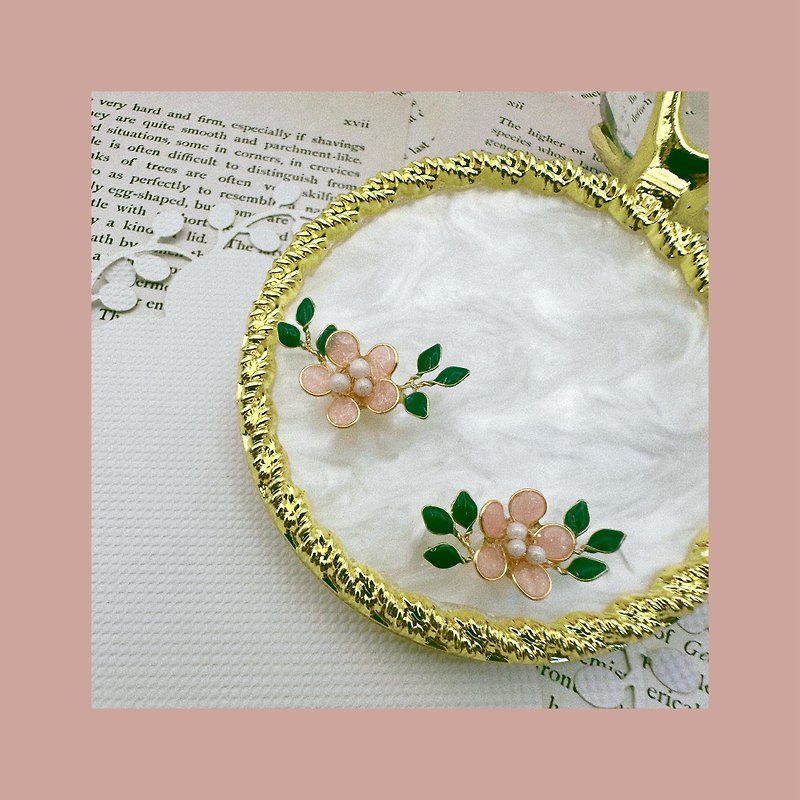 Bronze flower earrings spring color pink/green small flower earrings - Earrings & Clip-ons - Resin Pink