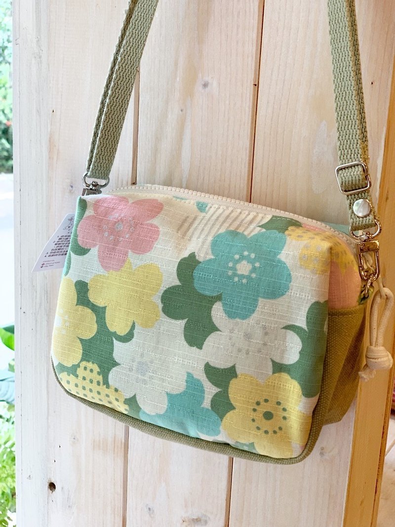 [Good day hand made] Handmade. Romantic flowers / universal bag / / cross-body bag / shoulder bag - กระเป๋าแมสเซนเจอร์ - ผ้าฝ้าย/ผ้าลินิน สีกากี