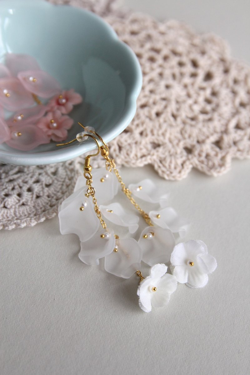 Floral Earrings , Flower Earrings , Artificial Flower Earrings , Jewellery  - Earrings & Clip-ons - Plants & Flowers White
