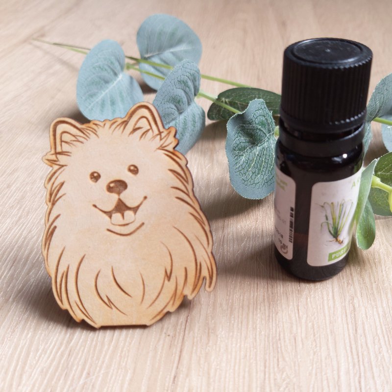 車の中で木材チップをまくサモエド犬 - アロマ・線香 - 木製 