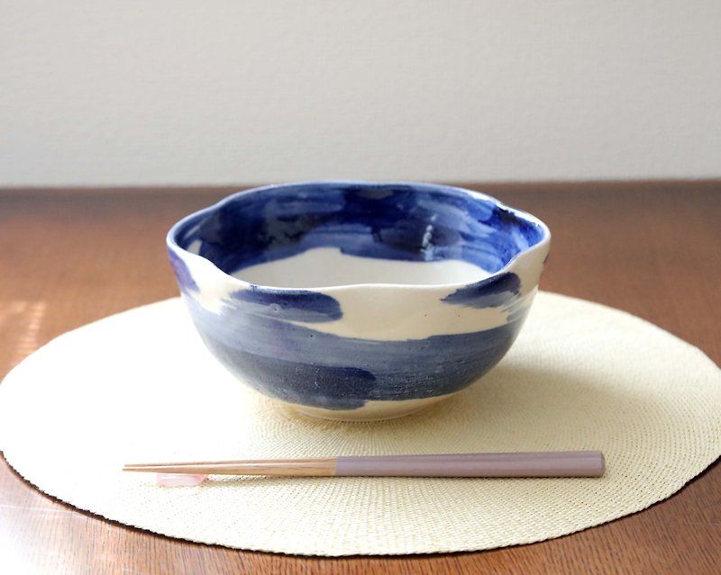 青い刷毛目模様の輪花中鉢 六枚花弁 - 碗 - 陶 藍色