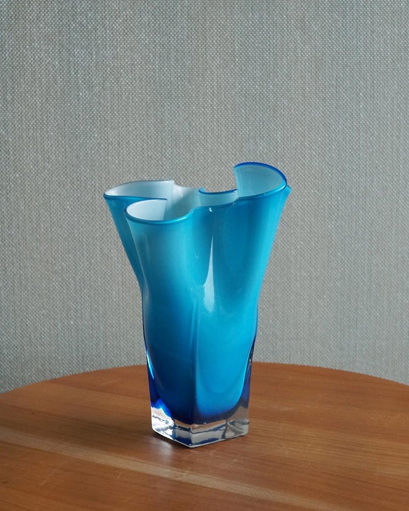 Japan Showa water blue small flower ware with special shape and creamy white inside - Pottery & Ceramics - Glass Blue