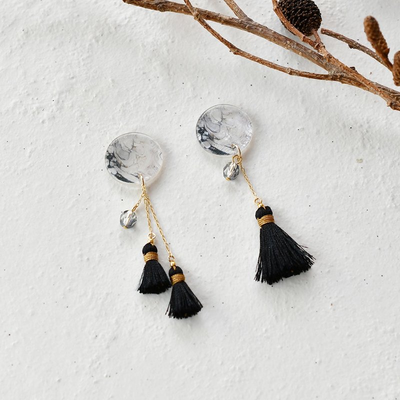 Marble shell tassel earrings/Black - ต่างหู - เปลือกหอย สีดำ