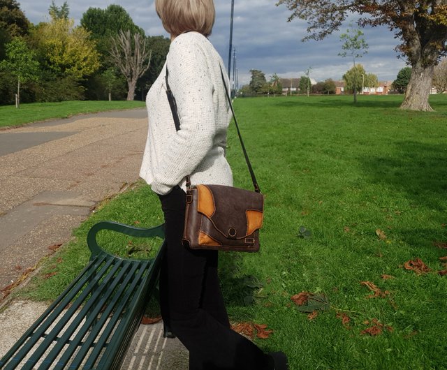 レザーメッセンジャーバッグ、クロスボディサッチェル、ブラウン