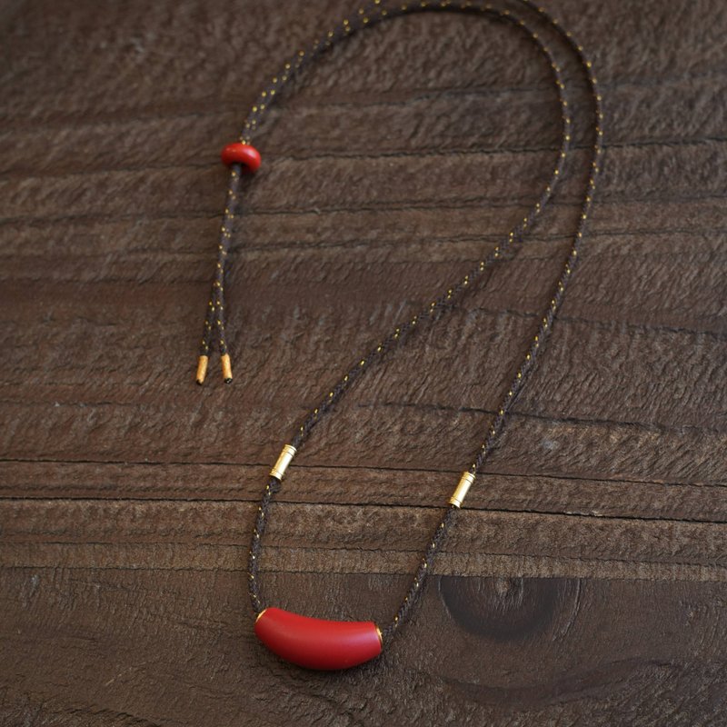 紅 月半彎 硃砂守護平安鏈 優雅弧線設計 輕奢古風配飾 - 項鍊 - 其他材質 紅色