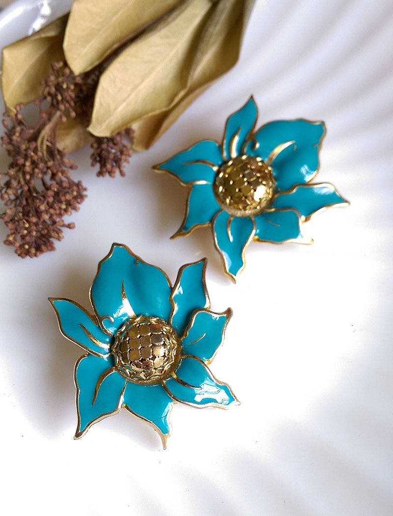 [Western antique jewelry / old age] 1970s blue bikini clip earrings - Earrings & Clip-ons - Other Metals Blue