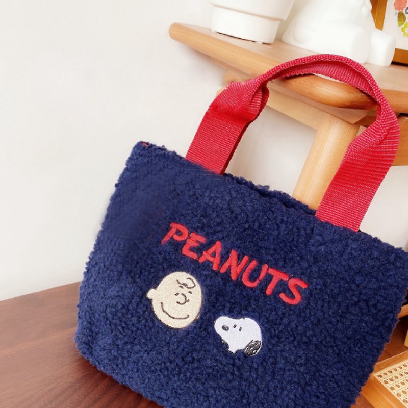 [Snoopy buy one get one free] Winter limited Snoopy cute lamb wool handbag plush styling bag - กระเป๋าถือ - วัสดุอื่นๆ 