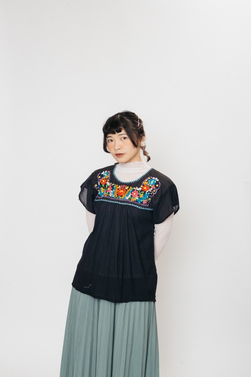 Mexican embroidered top.Mexican Blouse【First love store】Vintage.A1065 - เสื้อผู้หญิง - ผ้าฝ้าย/ผ้าลินิน สีดำ