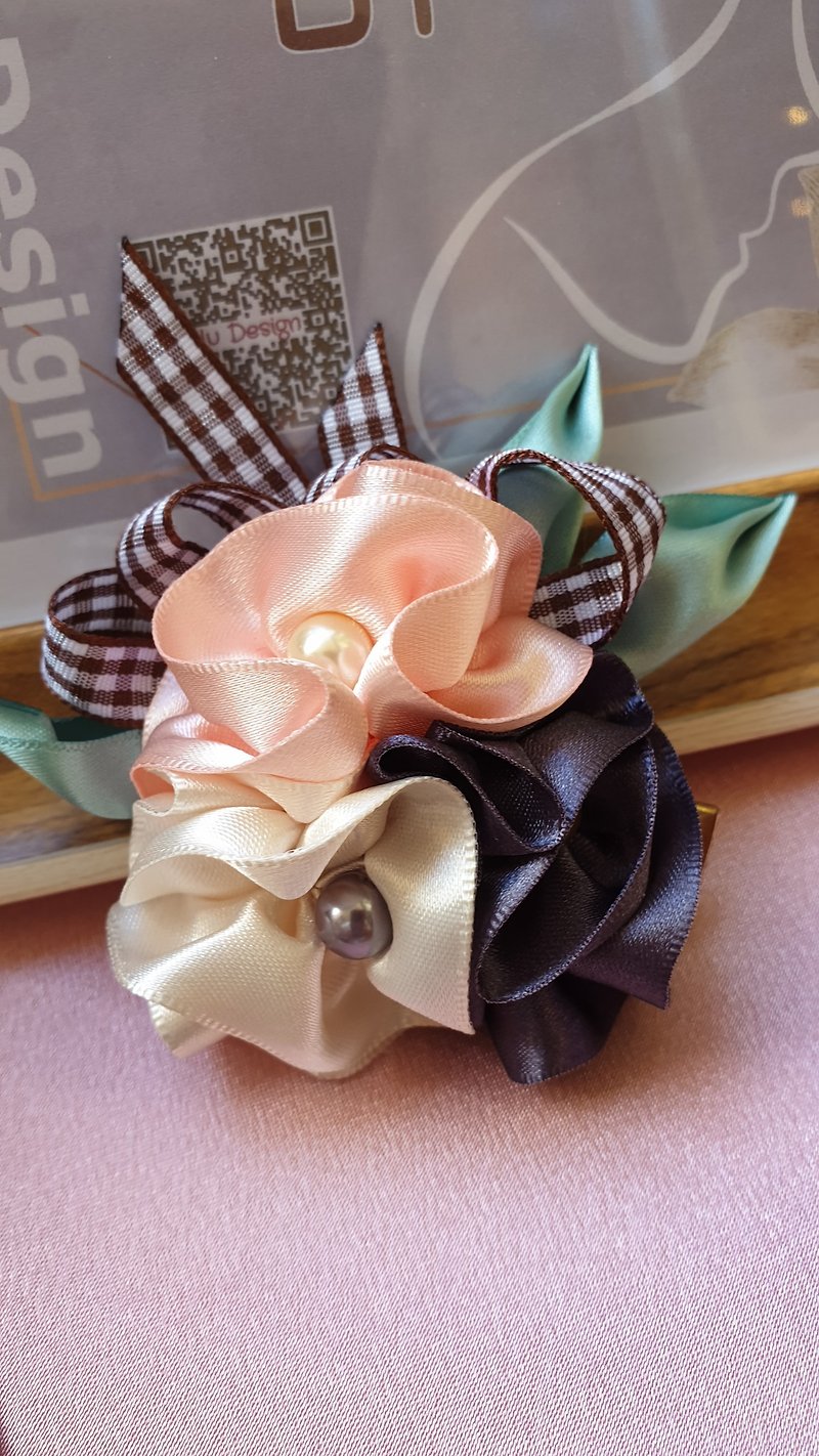 [Customized gift] [Christmas gift box] exquisite hand-made / French three-color flower hair accessories - เครื่องประดับผม - เส้นใยสังเคราะห์ สึชมพู