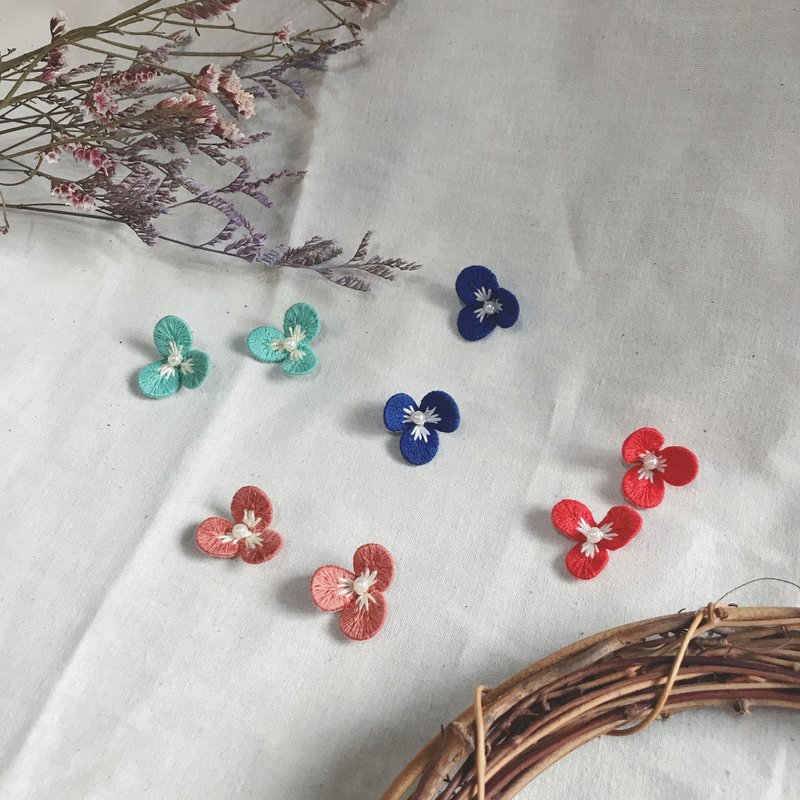 Hand-made embroidery//Three-dimensional three-petal flower earrings/Clip style can be changed - Earrings & Clip-ons - Thread Red