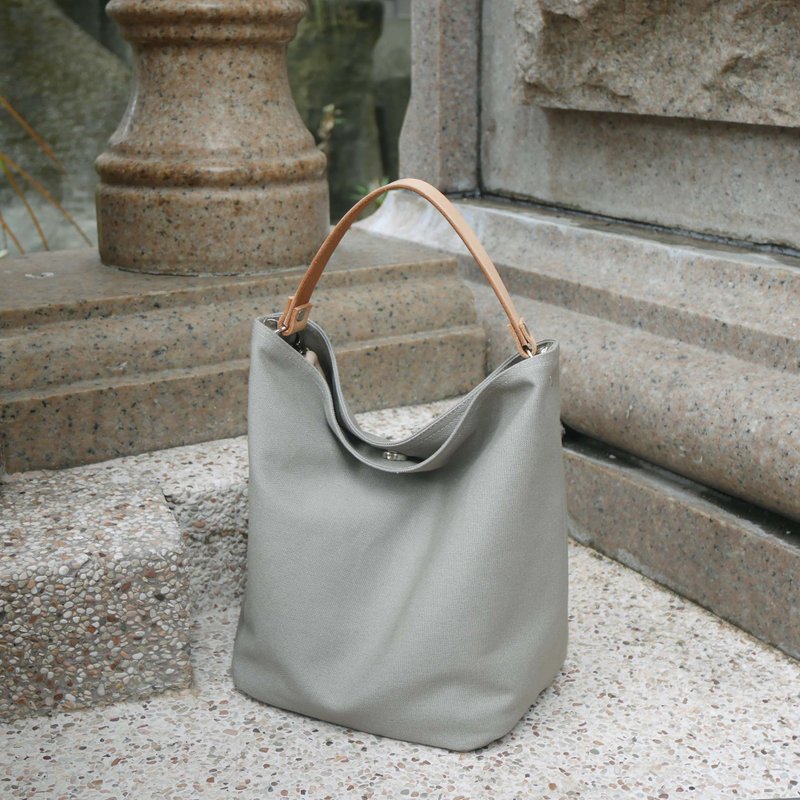 Textured canvas MINI bucket bag Mini bucket bag - กระเป๋าหูรูด - ผ้าฝ้าย/ผ้าลินิน สีกากี