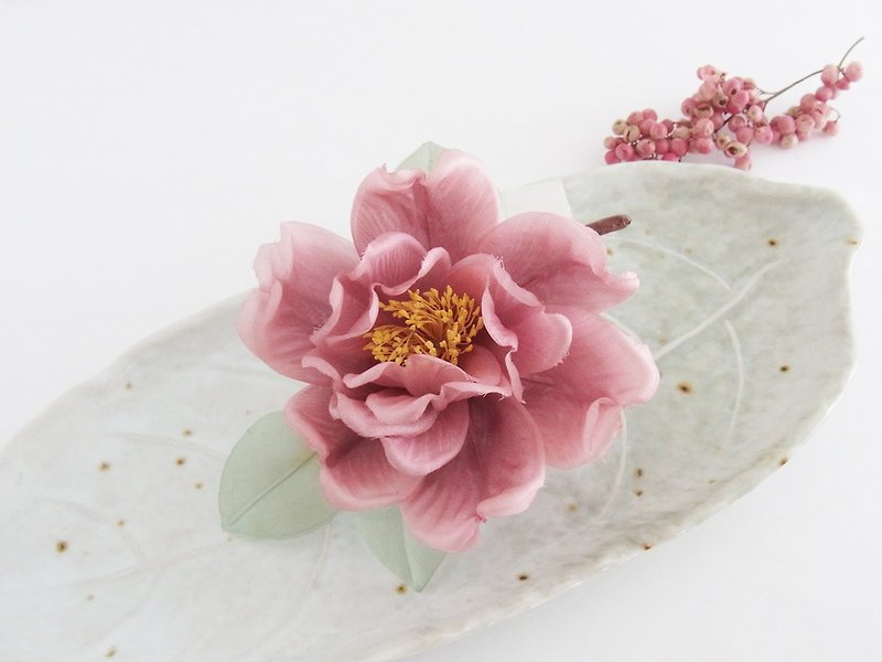 Satellite flower corsage pink type - เข็มกลัด - ผ้าไหม สึชมพู