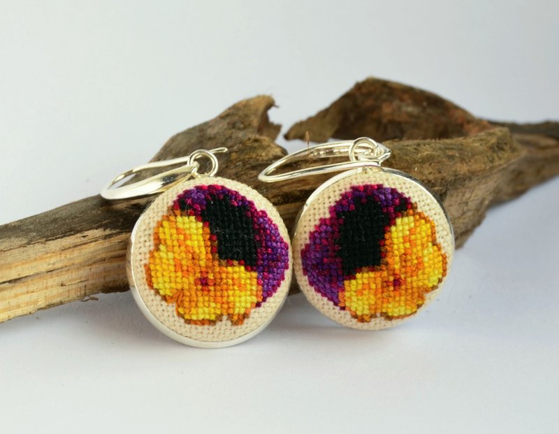 三色堇花刺繡吊墜耳環十字繡黃色黑色珠寶手工花卉禮物送給女性 - 耳環/耳夾/耳骨夾 - 繡線 黃色