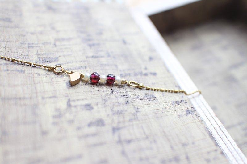 Garnet pearl brass handmade bracelet - Bracelets - Copper & Brass Red