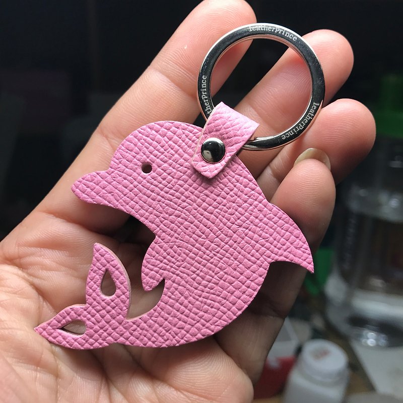 {Leatherprince 手工皮革} 台灣MIT 粉色 可愛 海豚 剪影版 皮革 鑰匙圈 / Dolphin Silhouette epsom leather keychain in baby pink（Small size / 小尺寸 ） - 鑰匙圈/鎖匙扣 - 真皮 粉紅色