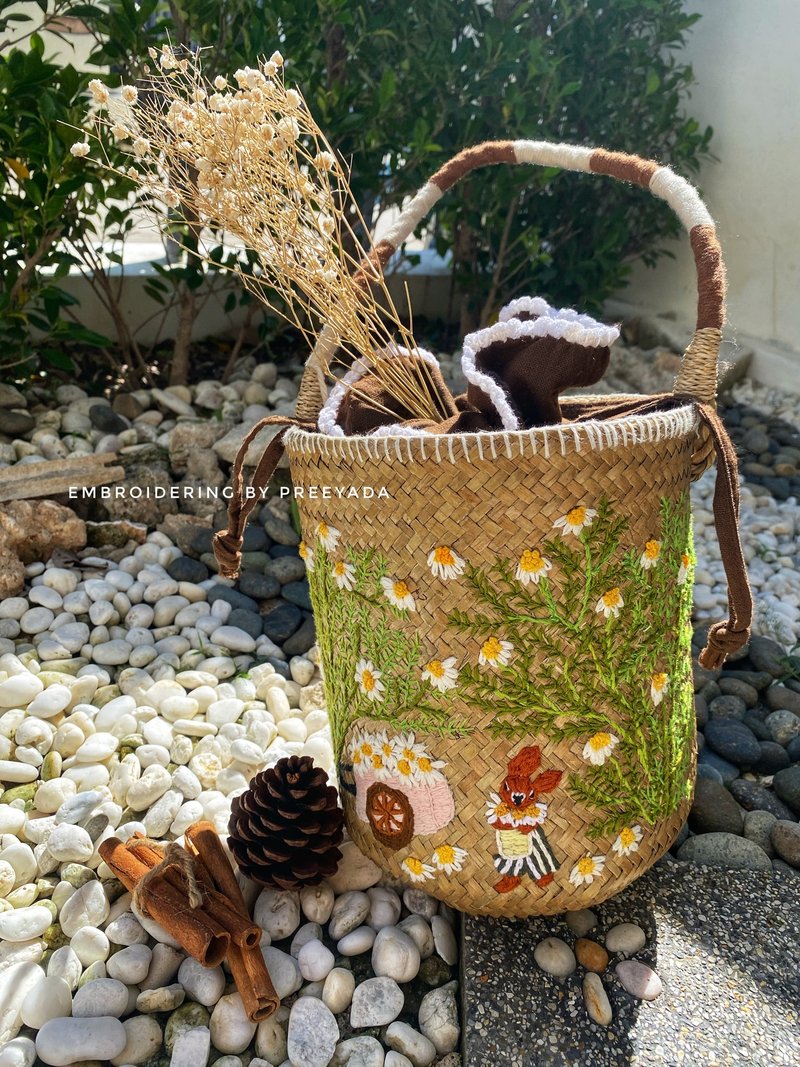 Thai woven rattan bag with hand-embroidered daisy and rabbit pattern - 手提包/手提袋 - 繡線 