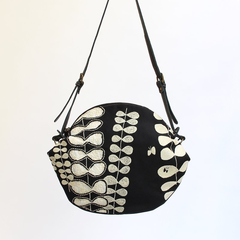 Grassy embroidery / shoulder bag - กระเป๋าแมสเซนเจอร์ - เส้นใยสังเคราะห์ สีดำ