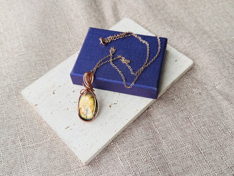 230456 wire wrapping labradorite copper Bronze wrapping pendant - Necklaces - Copper & Brass Yellow