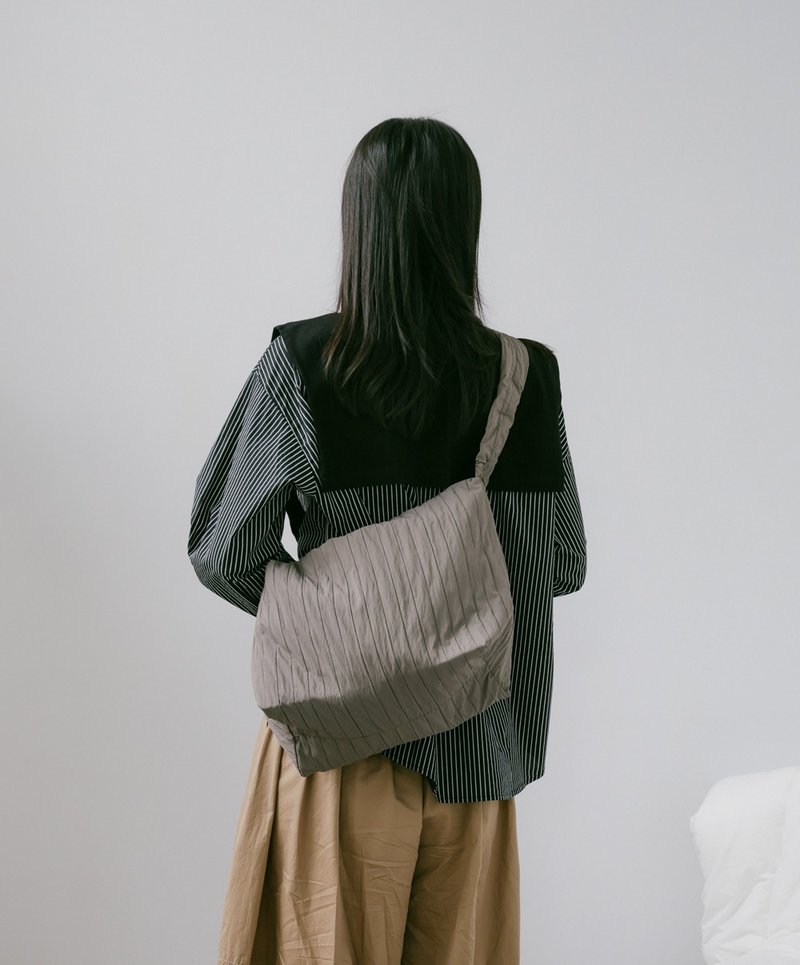 supportingrole 輕盈柔和抽繩元素多用手提斜肩背包 灰 - 側背包/斜背包 - 其他人造纖維 灰色