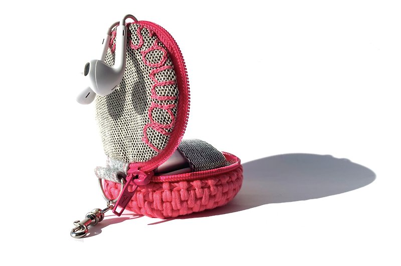 Crochet headphone case Charger holder with embroidery Pink coin purse Keychain - กระเป๋าใส่เหรียญ - ผ้าฝ้าย/ผ้าลินิน สึชมพู