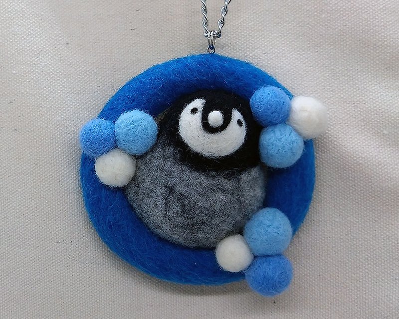 [Wool felt bag charm] Pen-chan playing in the snow - Charms - Wool Gray