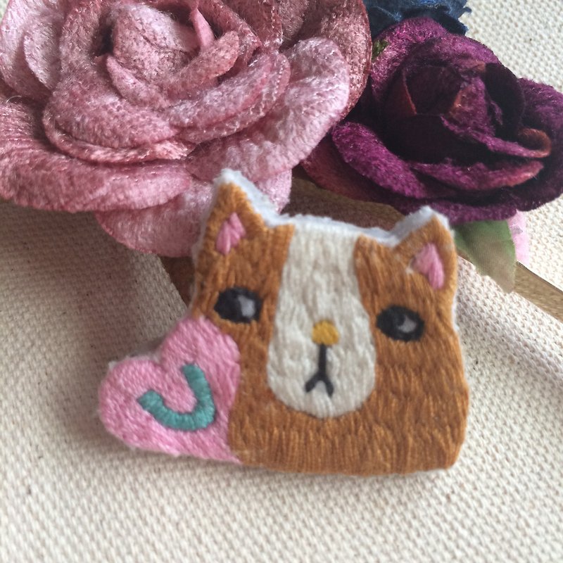 C'est trop Mignon \\ * handmade embroidery smelly cat face pin embroidery love you - เข็มกลัด - งานปัก สีกากี