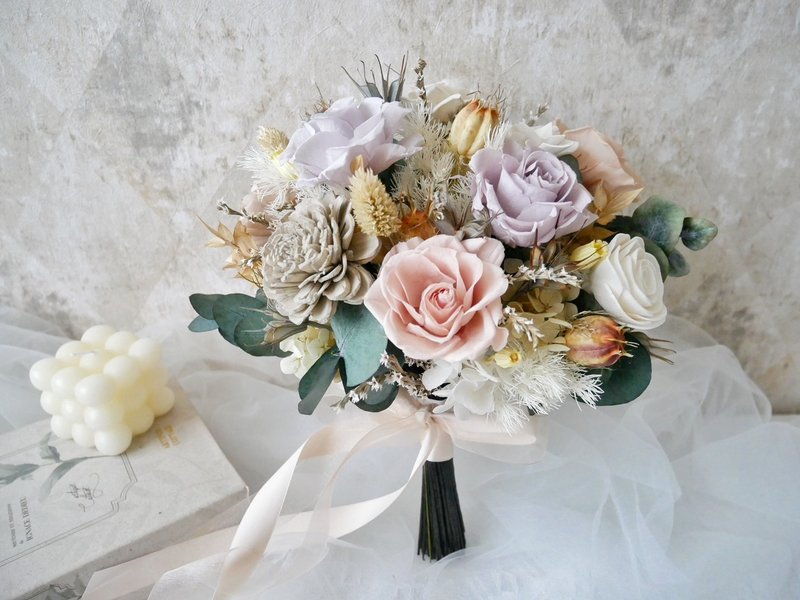 自然型手綁不凋捧花【沙棕膚粉】永生花/拍婚紗/登記結婚花束 - 乾燥花/永生花 - 植物．花 灰色