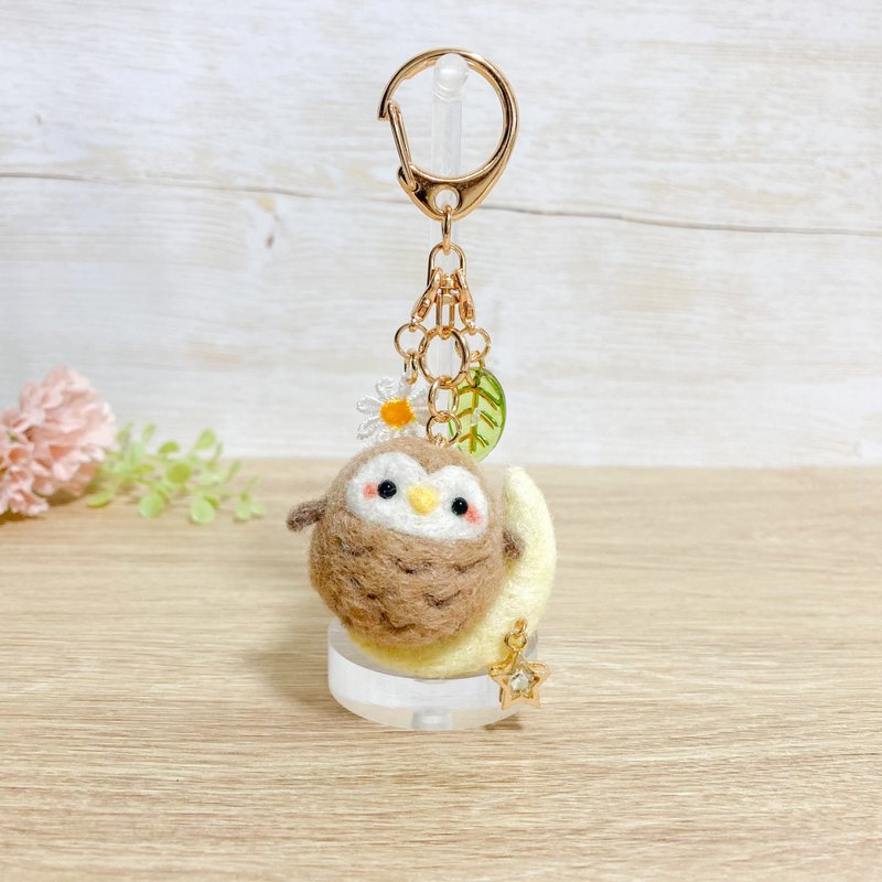 Wool felted owl with crescent moon needle felted bird keychain key ring doll - ที่ห้อยกุญแจ - ขนแกะ สีกากี