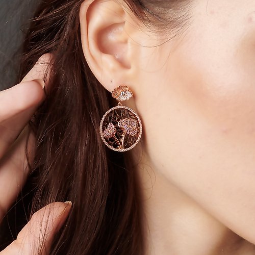 SOIRÉE BY N.Y. 蒔華芮設計師輕珠寶 花團錦簇圓形微鑲鋯石耳環 (共兩色)