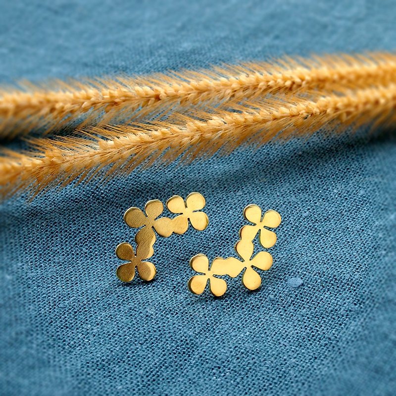 Tiny clover brass stud earrings (hand made) - Earrings & Clip-ons - Copper & Brass Gold
