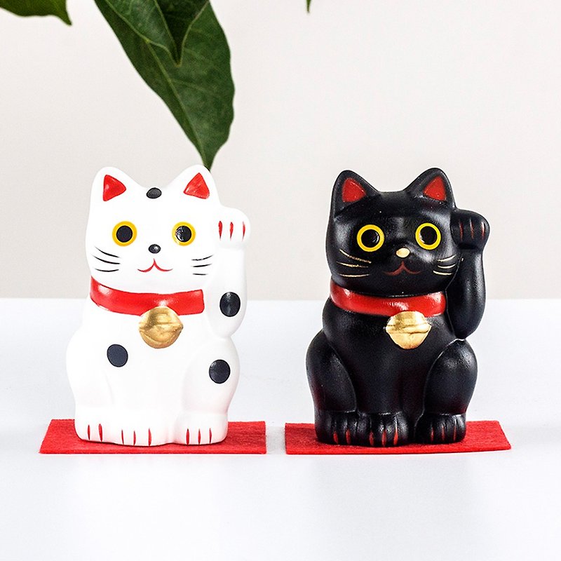 Japanese Yakushi Kiln white black lucky cat ornaments birthday opening Japanese gift ceramic cute car car - ของวางตกแต่ง - ดินเผา 