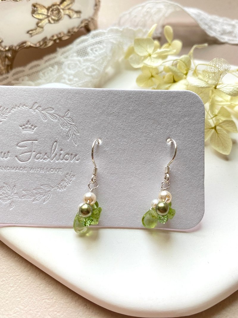 August birthstone green Stone shaped earrings Morandi color temperament style - ต่างหู - คริสตัล สีเขียว