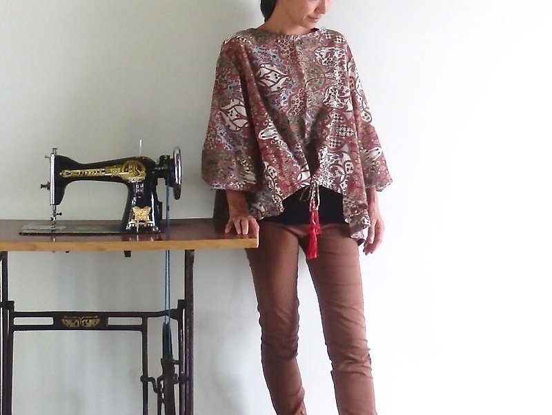 Red / classical patterned batik blouse - Women's Tops - Cotton & Hemp 