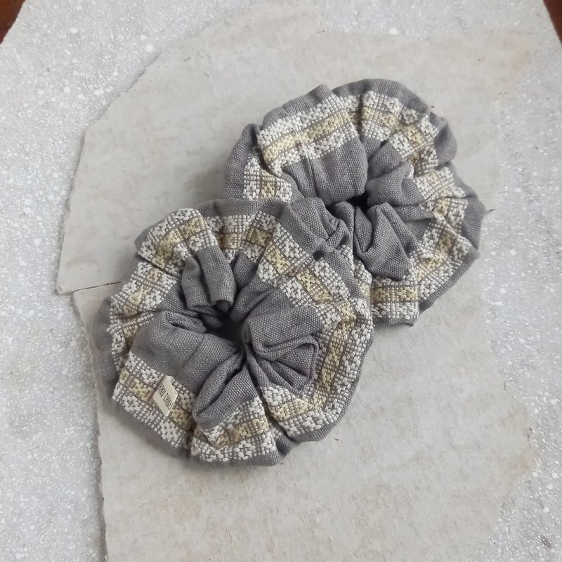 1 hand-woven plant-dyed cotton scrunchie / Gray / Comes with a replacement hair tie / Karen folk craft - เครื่องประดับผม - ผ้าฝ้าย/ผ้าลินิน สีเทา