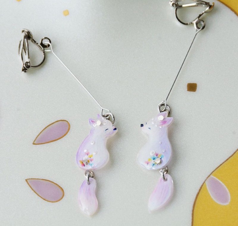 White Fox White Snow Fox Tail Swinging Series Hand-painted Earpins Earrings Earhooks - Earrings & Clip-ons - Plastic 