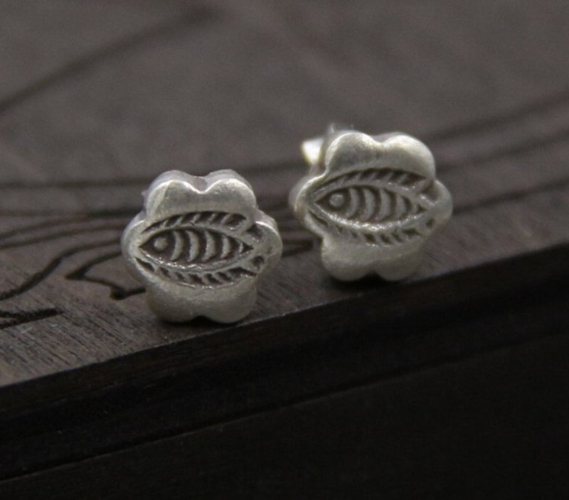 Real 925 Sterling Thai Silver Retro Totem Carved Fish Studs for Women Earrings - 戒指 - 純銀 銀色