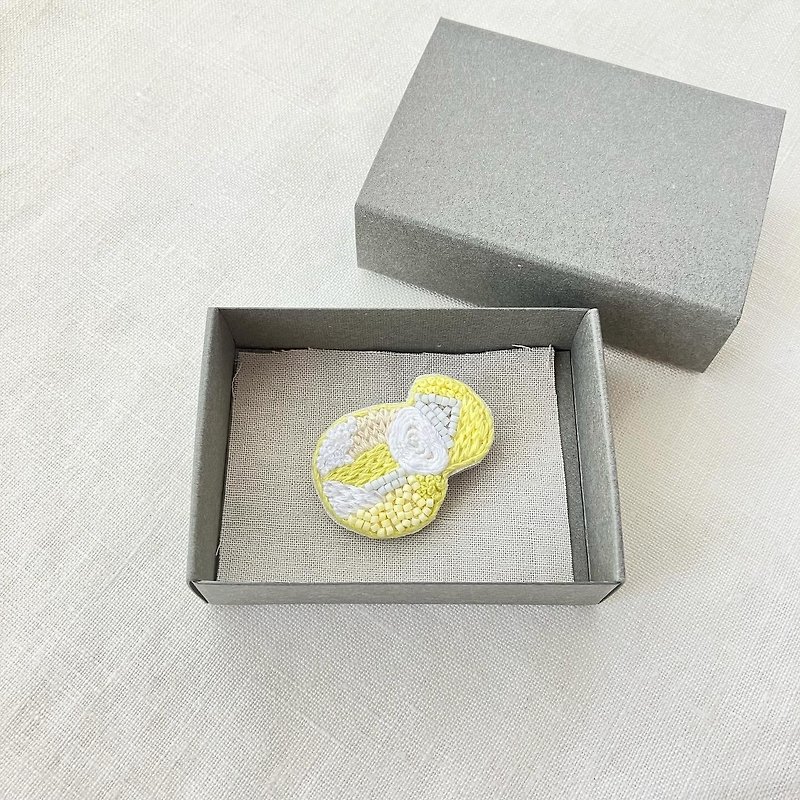 Brooch/Hand embroidery/2024 Yellow 001/ Boxed 1 item/ - Brooches - Cotton & Hemp Yellow