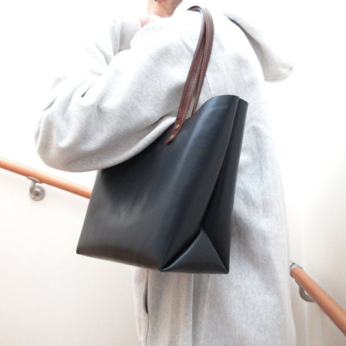 Medium Type, Cowhide, Wide Gusset Tote with Triangular